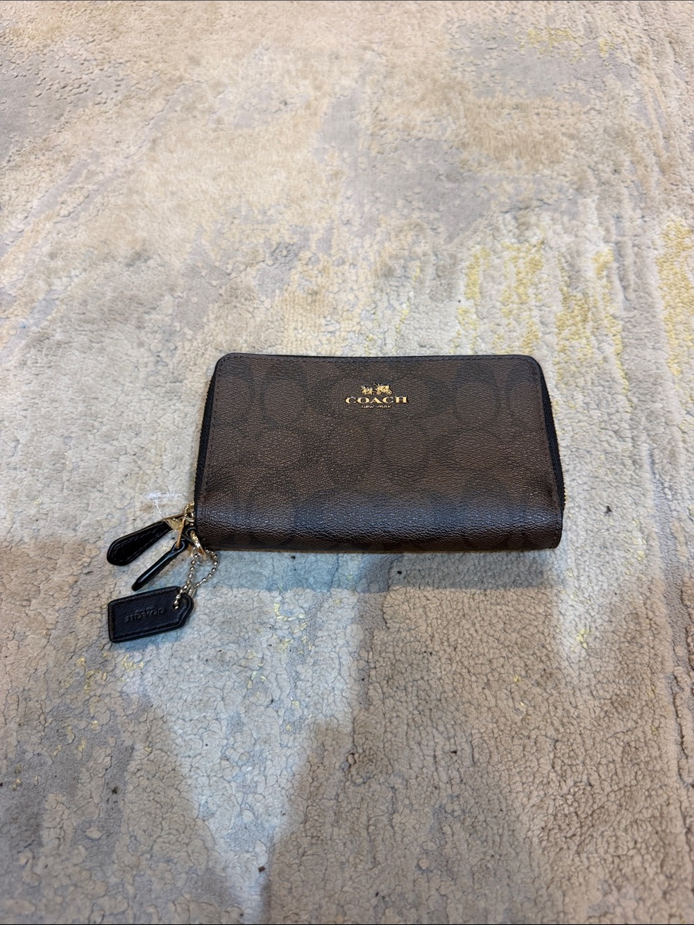 COACH
Double Zip Coin Case in
Signature gold accents